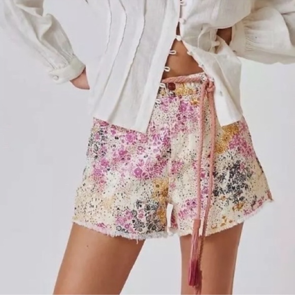 Anthro Pilcro high waist shorts in printed denim Scrunchie style Size Medium